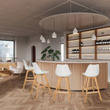 Vier witte SCANDI HIGH barkrukken met lichte houten poten aan een bar van hjh LIVING