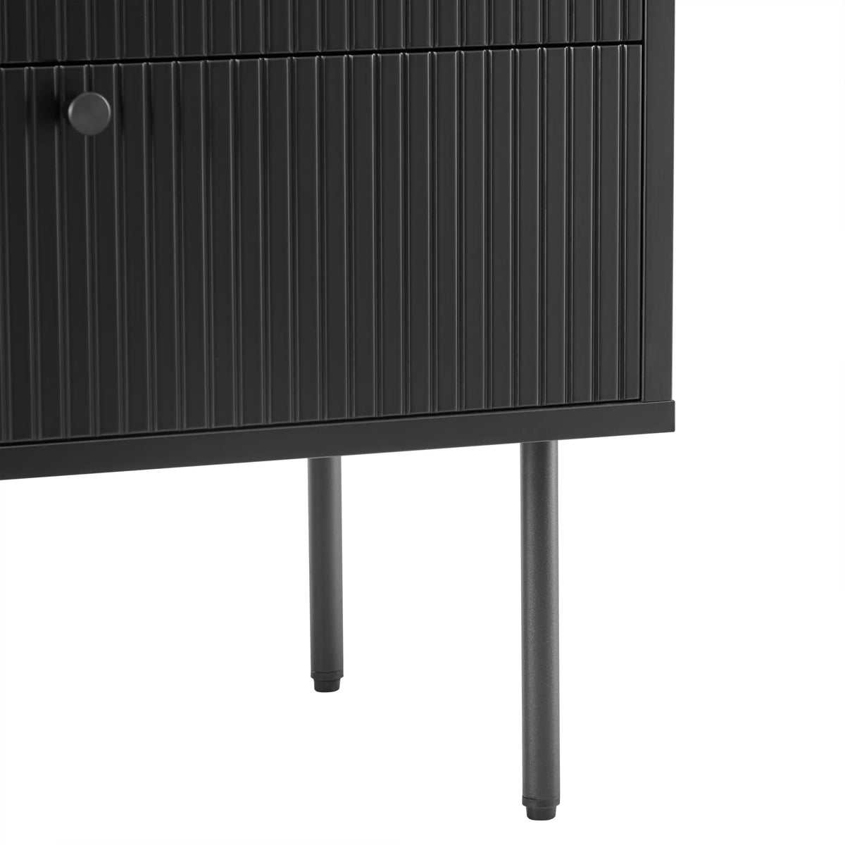 Gegroefd front en zwarte metalen poten van het Dressoir KARBY S van hjh LIVING