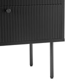 Gegroefd front en zwarte metalen poten van het Dressoir KARBY S van hjh LIVING