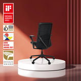 Zwarte High end bureaustoel VERVIO met netrugleuning op een wit platform van hjh OFFICE