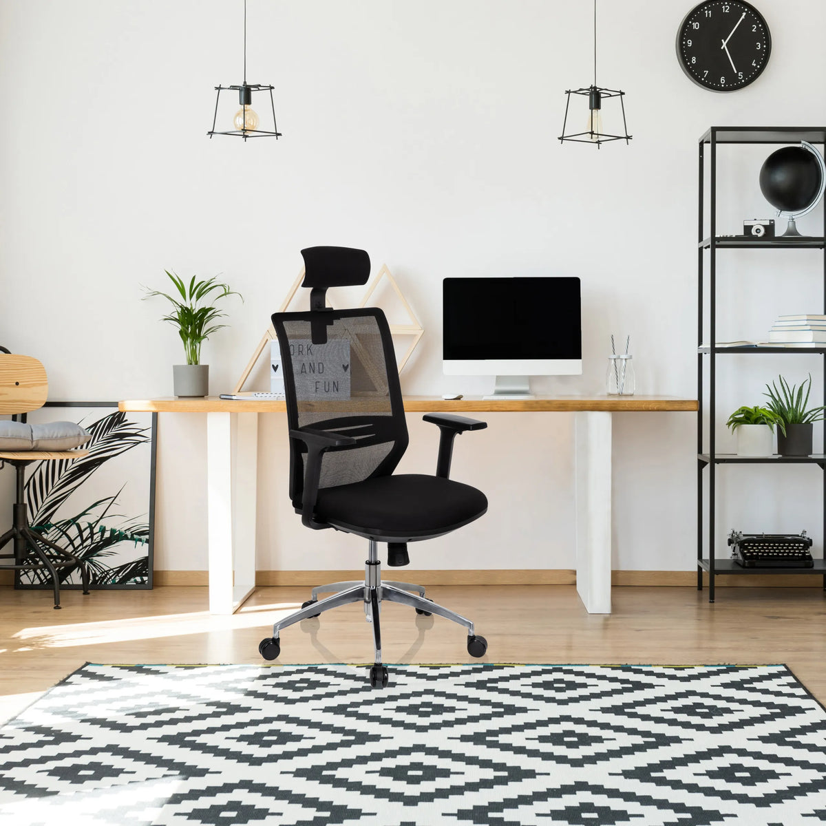 Zwarte professionele bureaustoel PROFONDO PRO met netrugleuning en hoofdsteun voor een bureau van hjh OFFICE