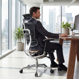 Luxe directiestoel ERGOHUMAN GEN2 in donkerbruin leer met een verchroomd onderstel aan een bureau van hjh OFFICE