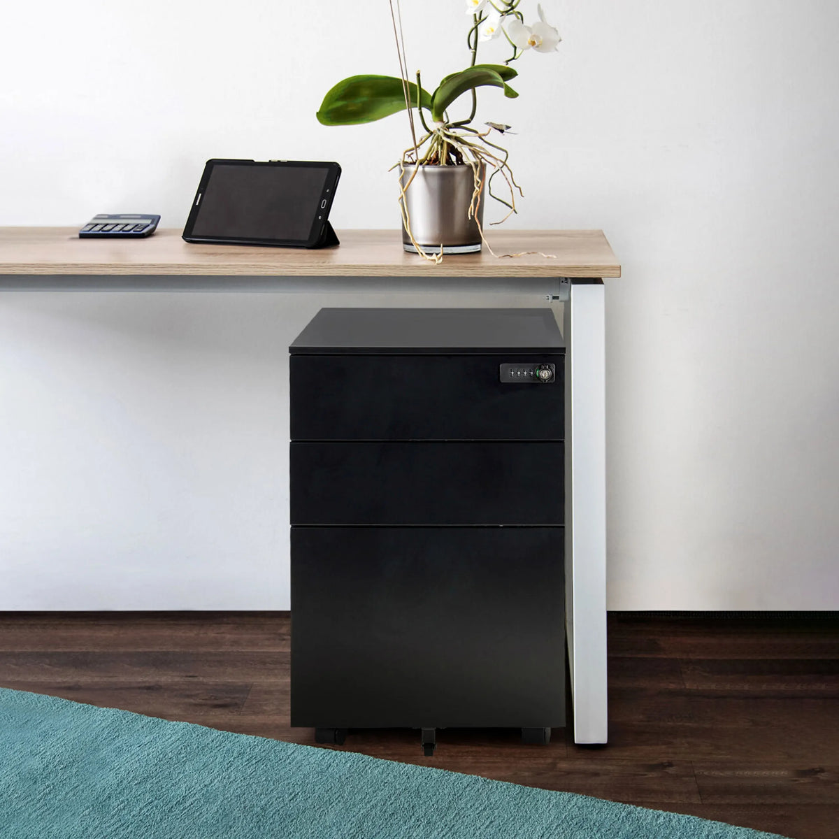 Zwarte metalen ladeblok COLOR OS I met drie laden en wieltjes onder een bureau van hjh OFFICE
