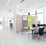 Lichtgrijze FLEXMIUT WB scheidingswanden op wielen met geïntegreerd whiteboard in een modern kantoor van hjh OFFICE