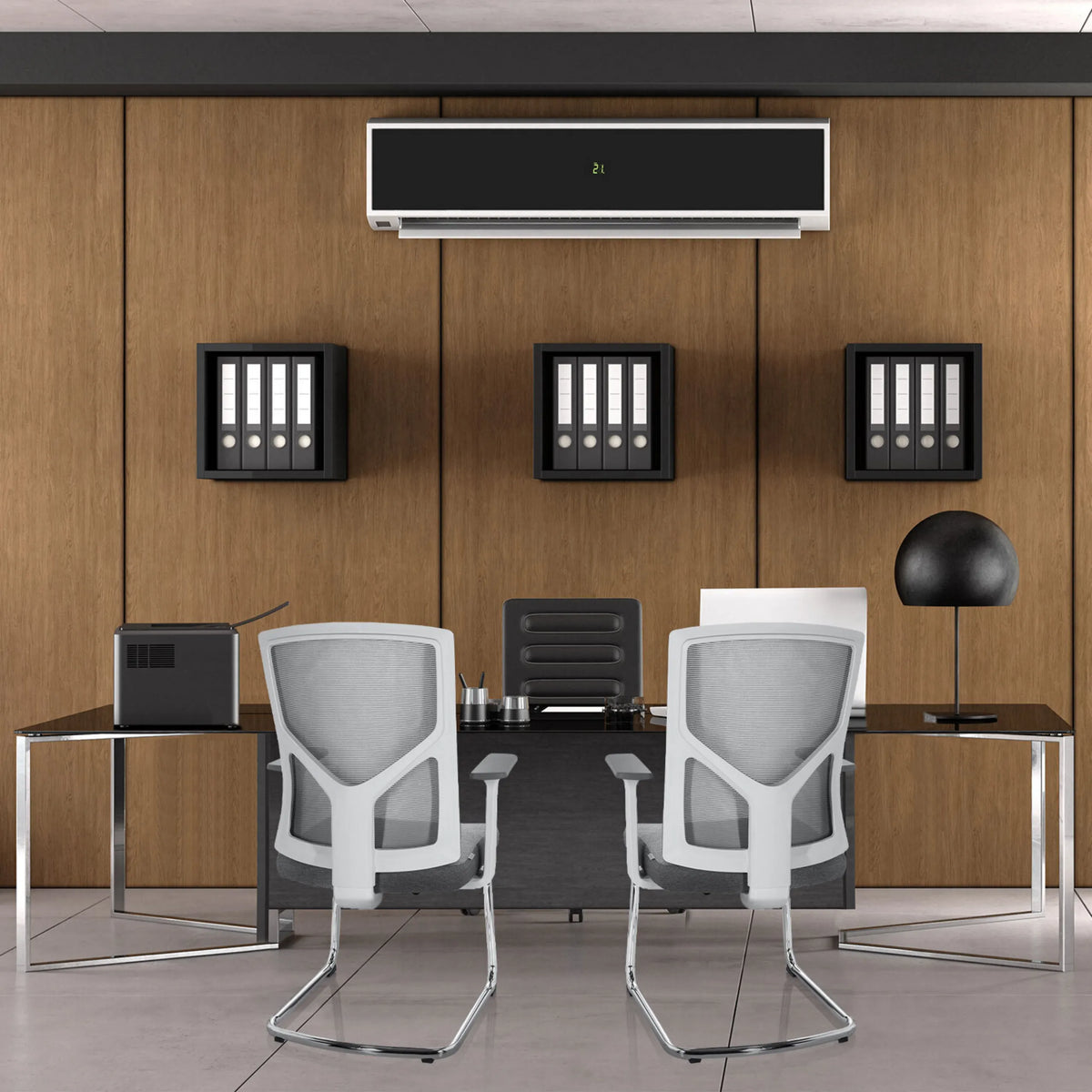 Twee grijze BRETON V W vergaderstoelen met netrugleuning aan een bureau van hjh OFFICE