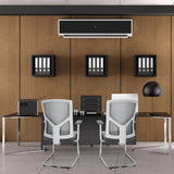 Twee grijze BRETON V W vergaderstoelen met netrugleuning aan een bureau van hjh OFFICE