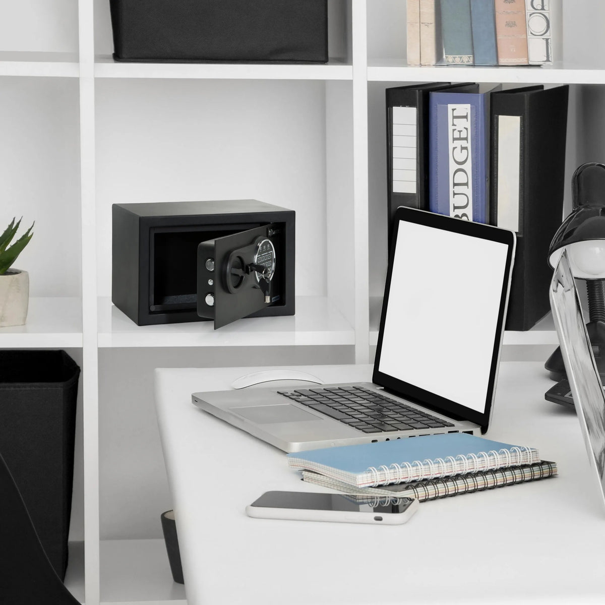 Zwarte kluis SAFE COMPACT III met openstaande deur en draaislot in een wit rek van hjh OFFICE