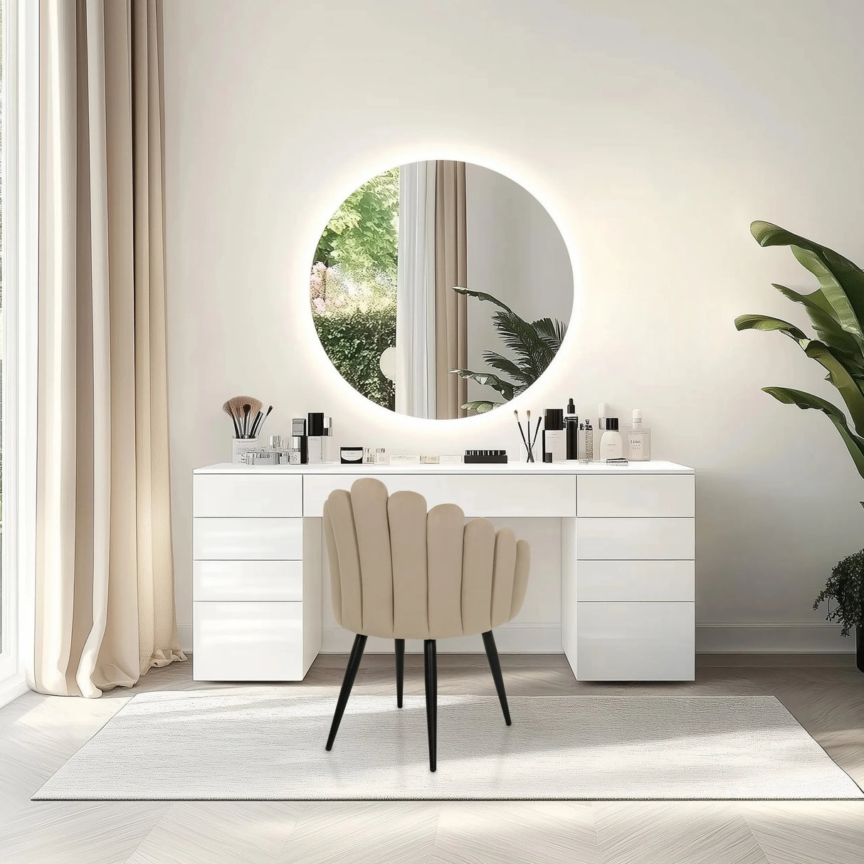 Beige eetkamerstoel SCALLORE met schelpvormige rugleuning en zwarte poten van hjh LIVING