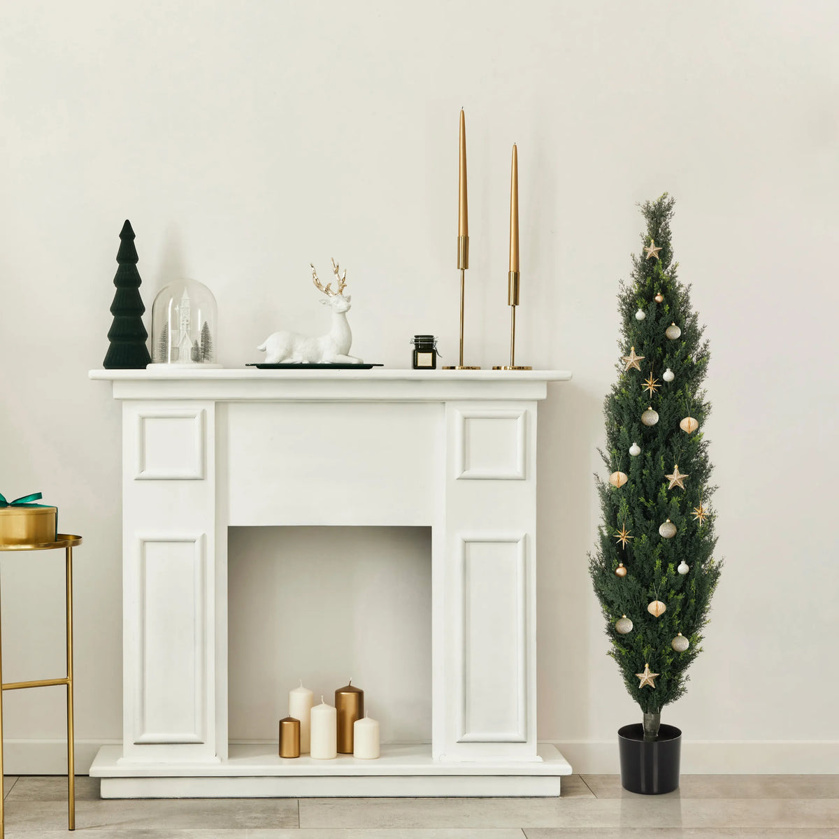 Kunstplant CEDRUS in groene kleur met gouden bollen en sterren in een pot van hjh OFFICE