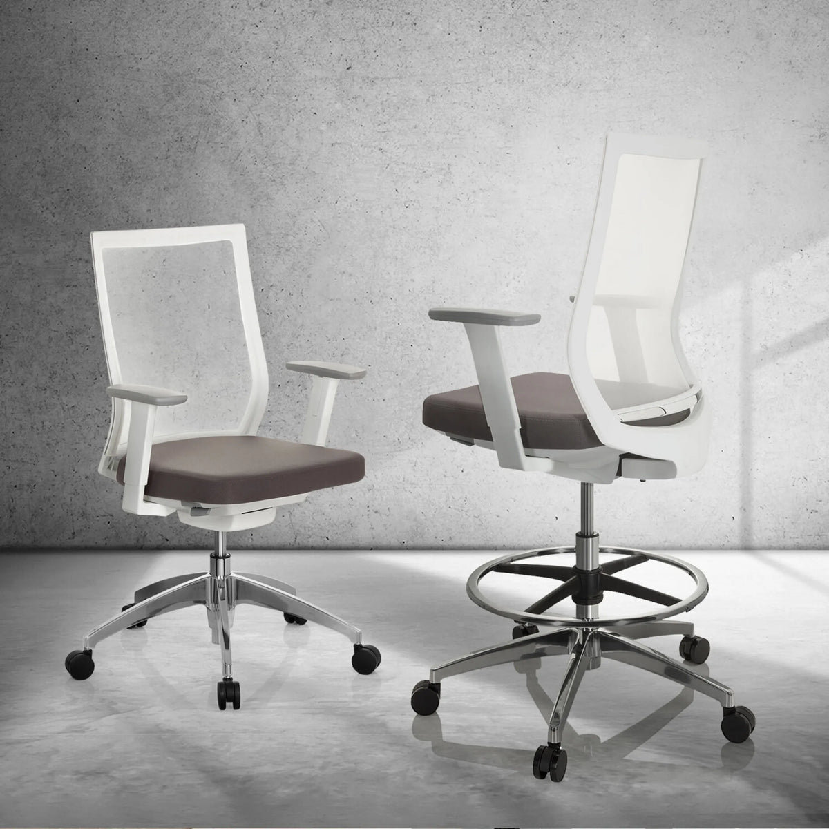 Twee grijze Baliestoelen ASPEN WORK W met witte frames, armleuningen en voetringen van hjh OFFICE