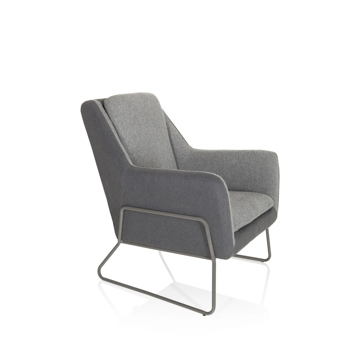 Lichtgrijze Gestoffeerde fauteuil LAGUN met donkergrijze accenten en metalen poten van hjh OFFICE – 360-gradenweergave (schuin vooraanzicht 60°)