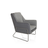 Lichtgrijze Gestoffeerde fauteuil LAGUN met donkergrijze accenten en metalen poten van hjh OFFICE – 360-gradenweergave (schuin vooraanzicht 60°)