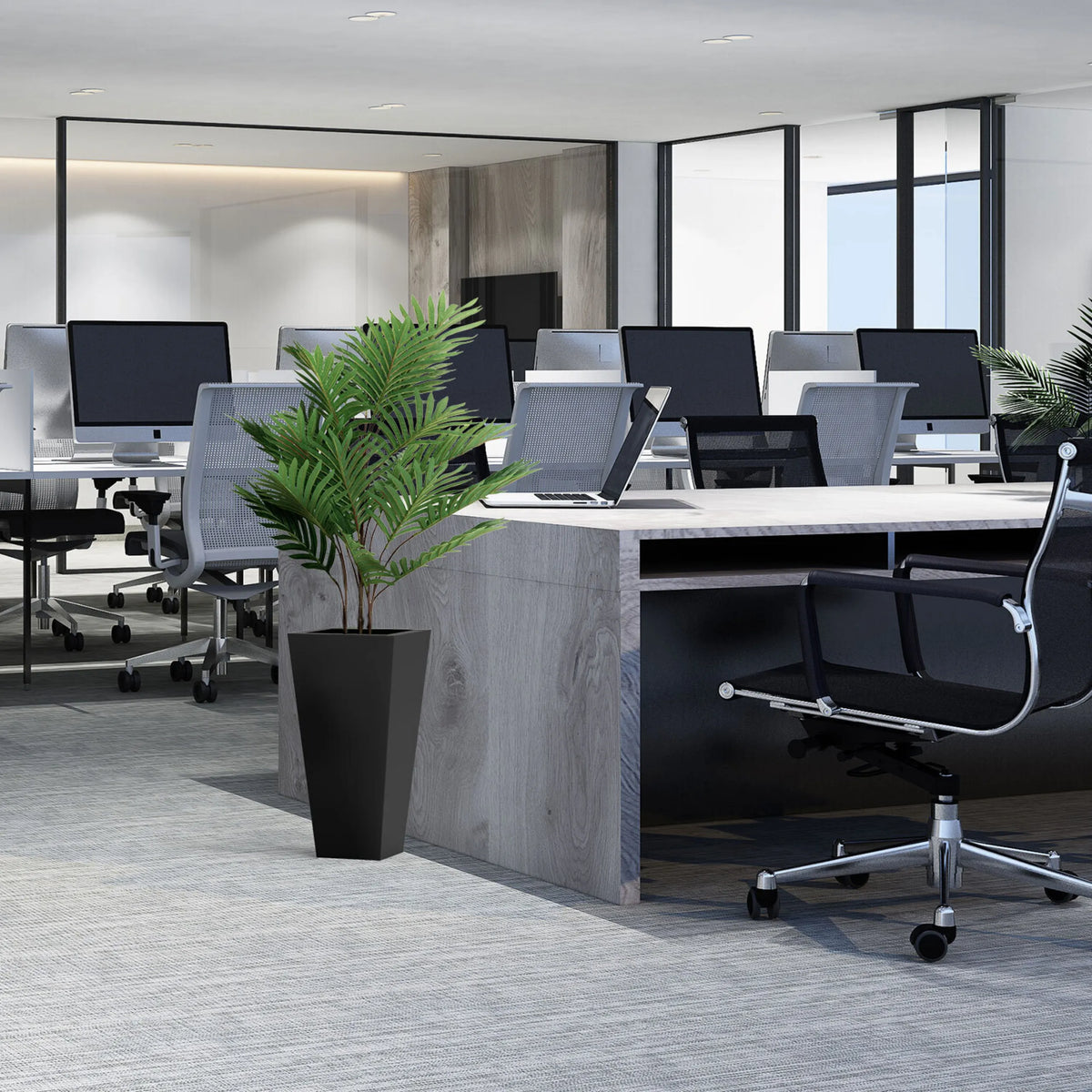 Groene kunstplant ARECA in een zwarte, vierkante plantenpot van hjh OFFICE