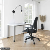 Hoogteverstelbaar bureau QUEO 612 S in wit en zilver van hjh OFFICE PRO (AI-gegenereerde afbeelding)