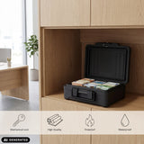 Open zwarte kluis Safe Compact Slim met geldbundels in een houten rek van hjh OFFICE (AI-gegenereerde afbeelding)