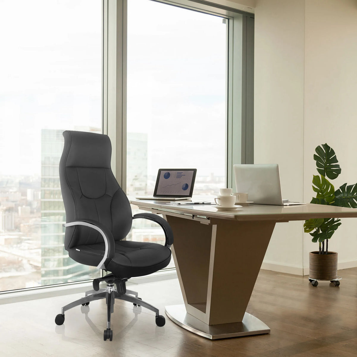 Grijze professionele directiestoel ELEGANCE I met hoge rugleuning en armleuningen aan een bureau van hjh OFFICE