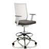 Grijze Baliestoel ASPEN WORK W met witte netrugleuning en een chromen voetsteun van hjh OFFICE