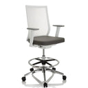 Grijze Baliestoel ASPEN WORK W met witte netrugleuning en een chromen voetsteun van hjh OFFICE