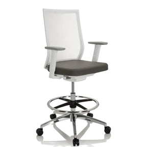 Grijze Baliestoel ASPEN WORK W met witte netrugleuning en een chromen voetsteun van hjh OFFICE