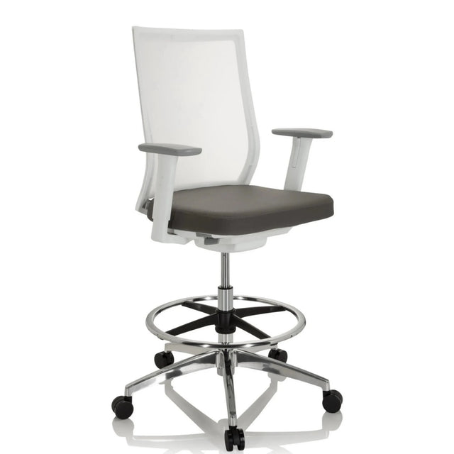 Grijze Baliestoel ASPEN WORK W met witte netrugleuning en een chromen voetsteun van hjh OFFICE