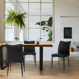 Drie zwarte VISETO eetkamerstoelen met gewatteerde rugleuningen aan een houten tafel van hjh LIVING