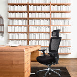 Zwarte High end bureaustoel NOVA PRO I met hoofdsteun en netrug voor een houten bureau van hjh OFFICE