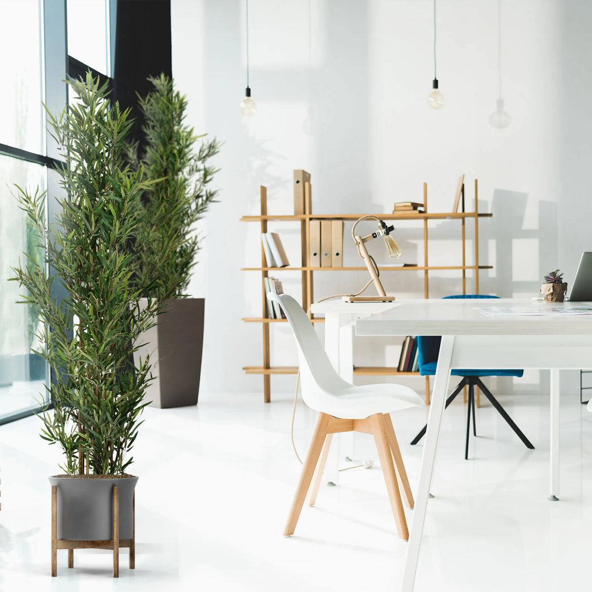 Groene Kunstplant BAMBUS in een grijze overpot met houten standaard van hjh OFFICE