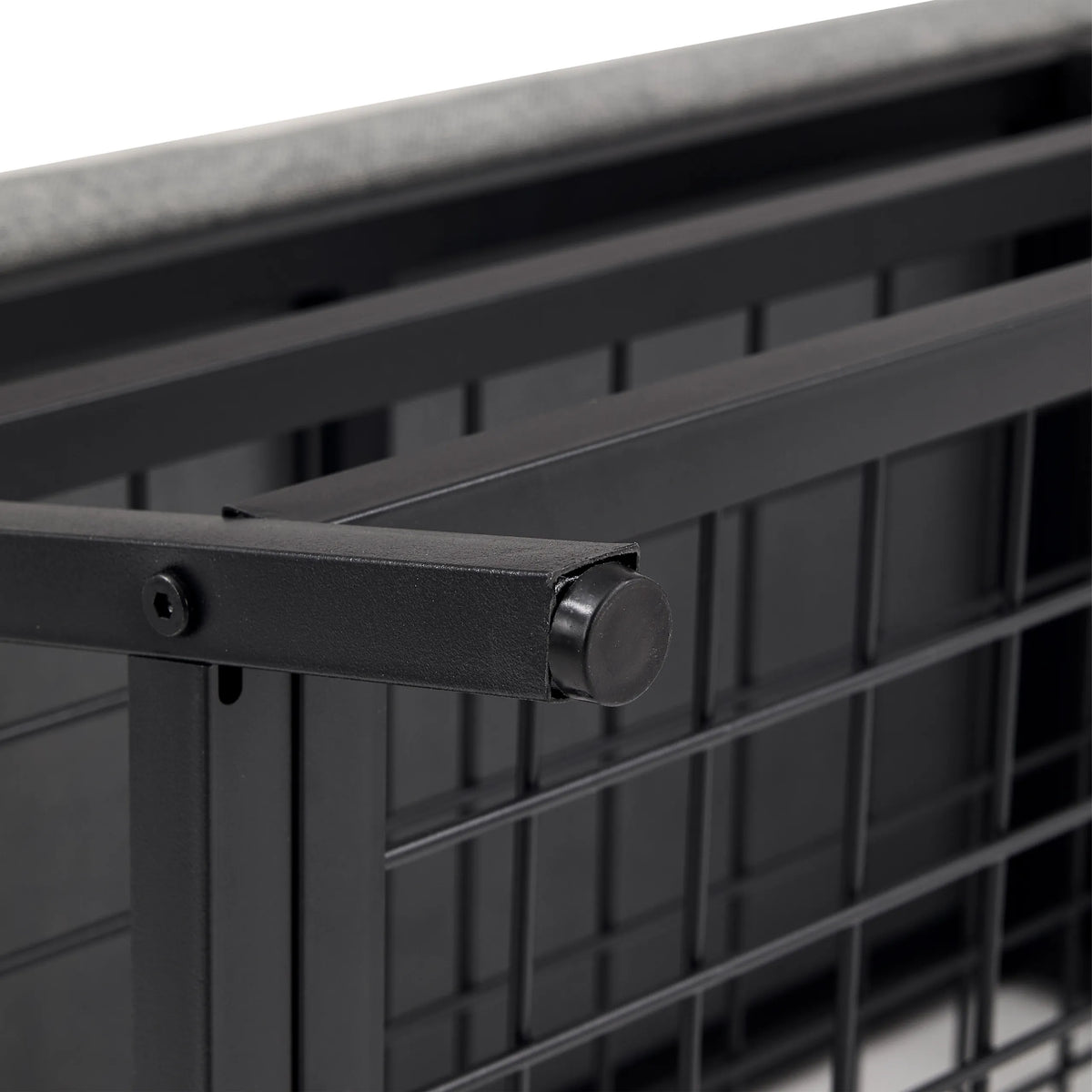 Zwart metalen frame met roosterstructuur van de Estha Loft schoenenkast van hjh LIVING