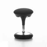 Schwarze Stehhilfe SITNESS 20 mit gepolsterter Sitzfläche und rundem Fuß von Topstar – 360-Grad-Ansicht (schräge Rückenansicht 120°)