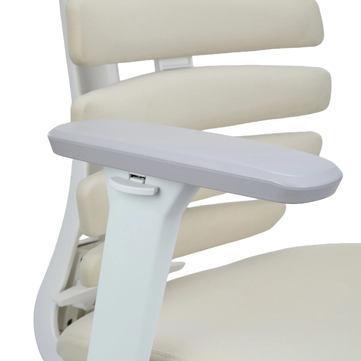 Witte armleuning van de ERGO LINE W professionele bureaustoel met grijze oplegging en beige stoffen bekleding van hjh OFFICE