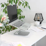 Zilveren onderzetter LAPTOP STAND met verstelbaar frame op een wit bureau van hjh OFFICE