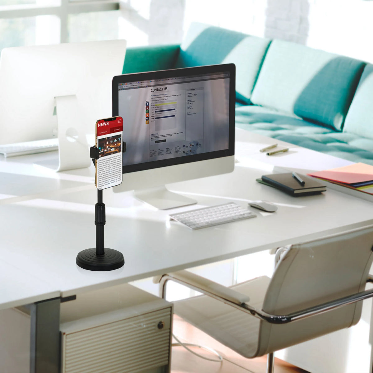 Zwarte FLEXMOBI II houder voor mobiele telefoon & tablet op een wit bureau naast een monitor van hjh OFFICE