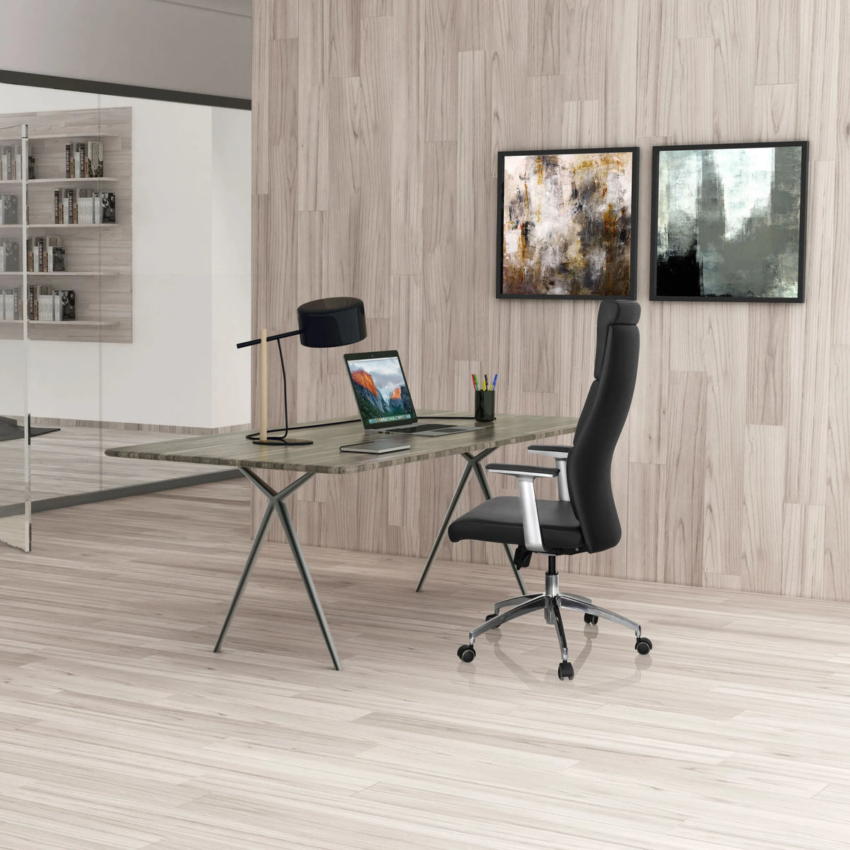 Luxe directiestoel MONZA 20 in het zwart aan een bureau in een lichte kamer van hjh OFFICE