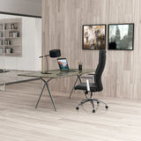 Luxe directiestoel MONZA 20 in het zwart aan een bureau in een lichte kamer van hjh OFFICE