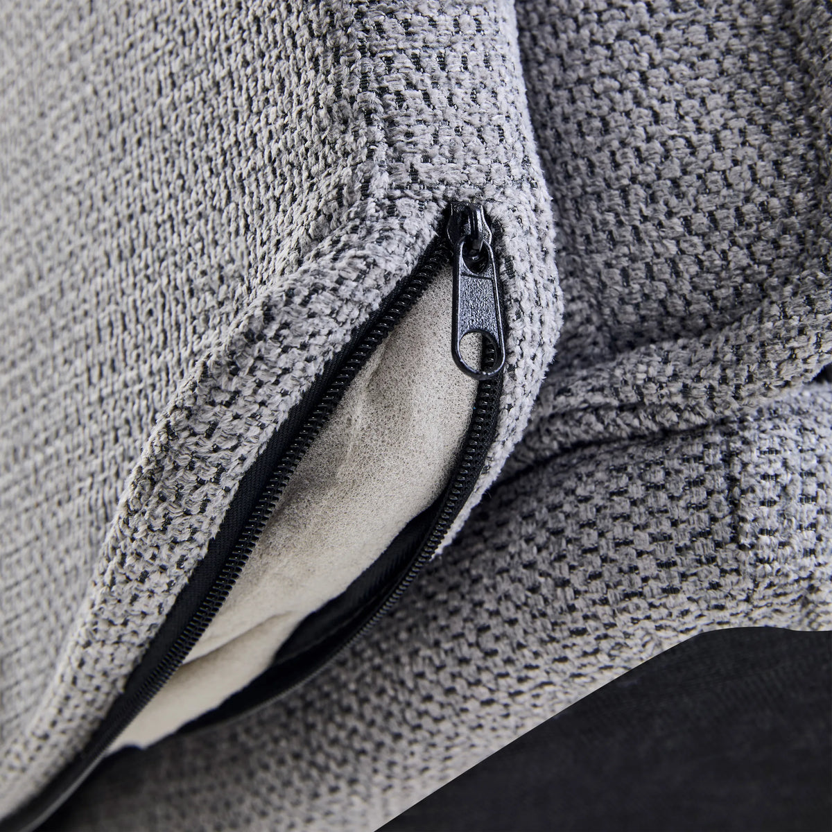 Rits van de donkergrijze bekleding van de Lounge stoel Criss-Cross 20 van hjh LIVING