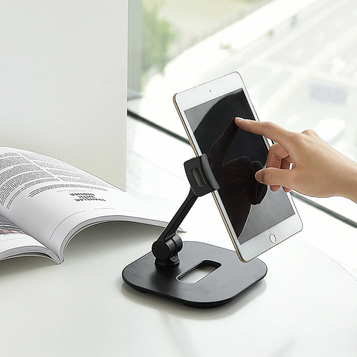 Zwarte houder voor mobiele telefoon & tablet FLEXMOBI IV met een geplaatste tablet op een witte achtergrond van hjh OFFICE