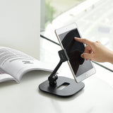Zwarte houder voor mobiele telefoon & tablet FLEXMOBI IV met een geplaatste tablet op een witte achtergrond van hjh OFFICE