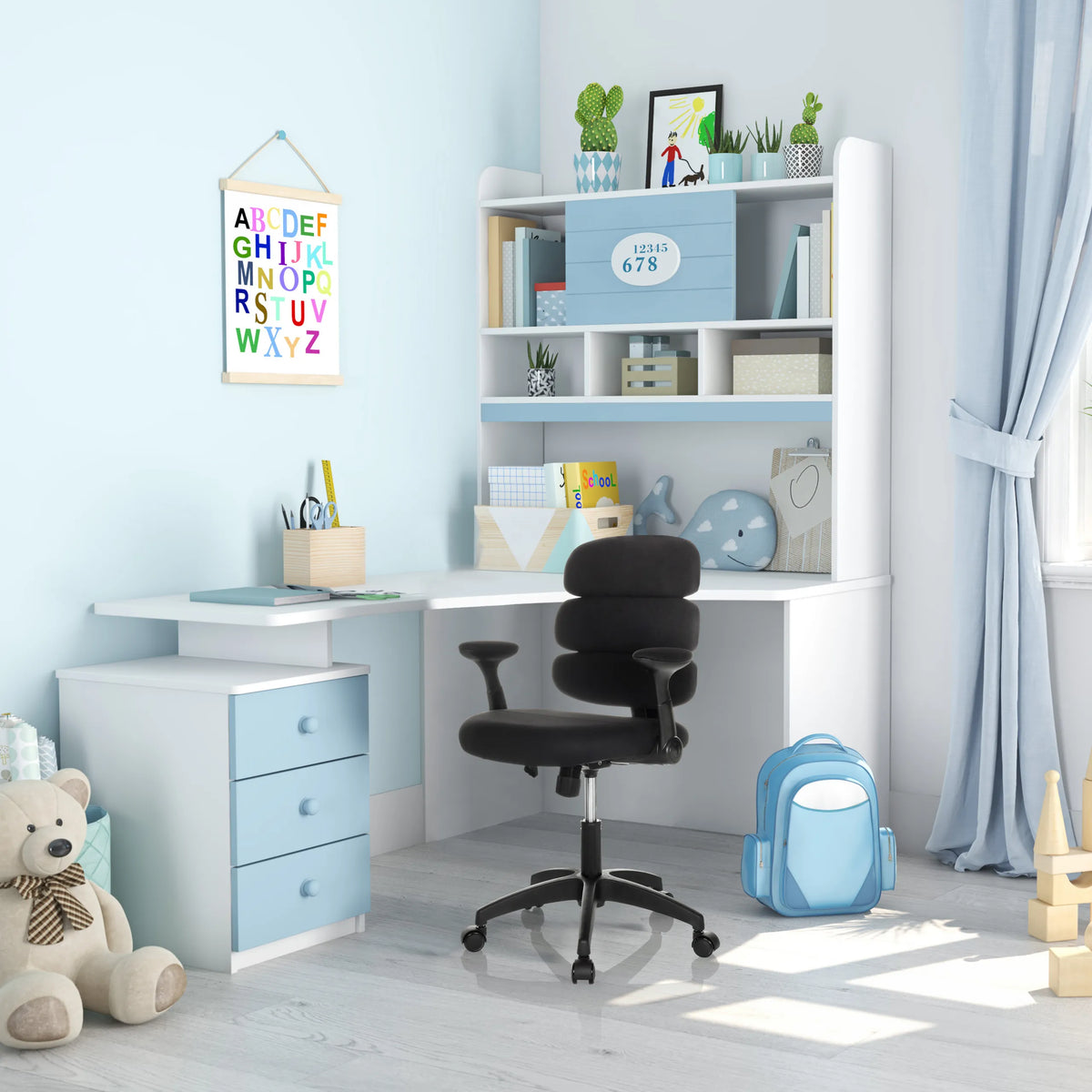 Zwarte Kinder bureaustoel KID ERGOLINO B met armleuningen en wieltjes aan een wit bureau van hjh OFFICE