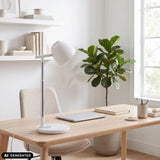 Witte Lumanova D3 bureaulamp op een lichte houten tafel van hjh OFFICE (AI-gegenereerde afbeelding)