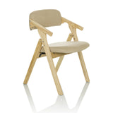 Beige klapstoel SCANDIO met armleuningen en houten frame van hjh OFFICE – 360-gradenweergave (schuin vooraanzicht 45°)