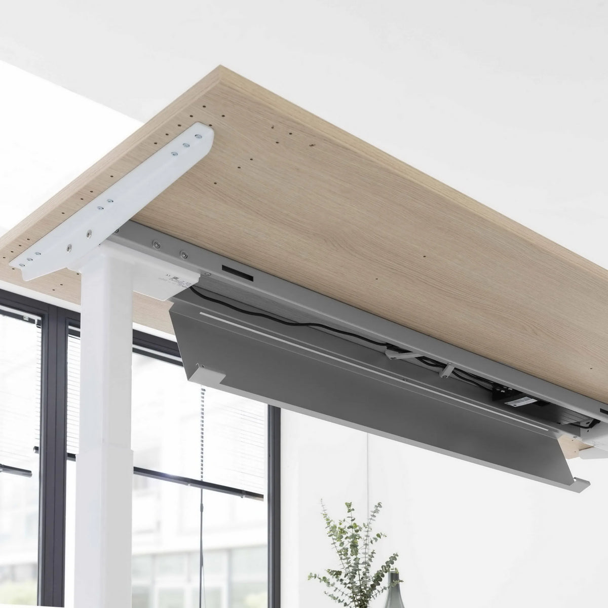 Unterbau und Gestell des elektrisch höhenverstellbaren Schreibtischs XBHM 19 WW von hjh OFFICE PRO