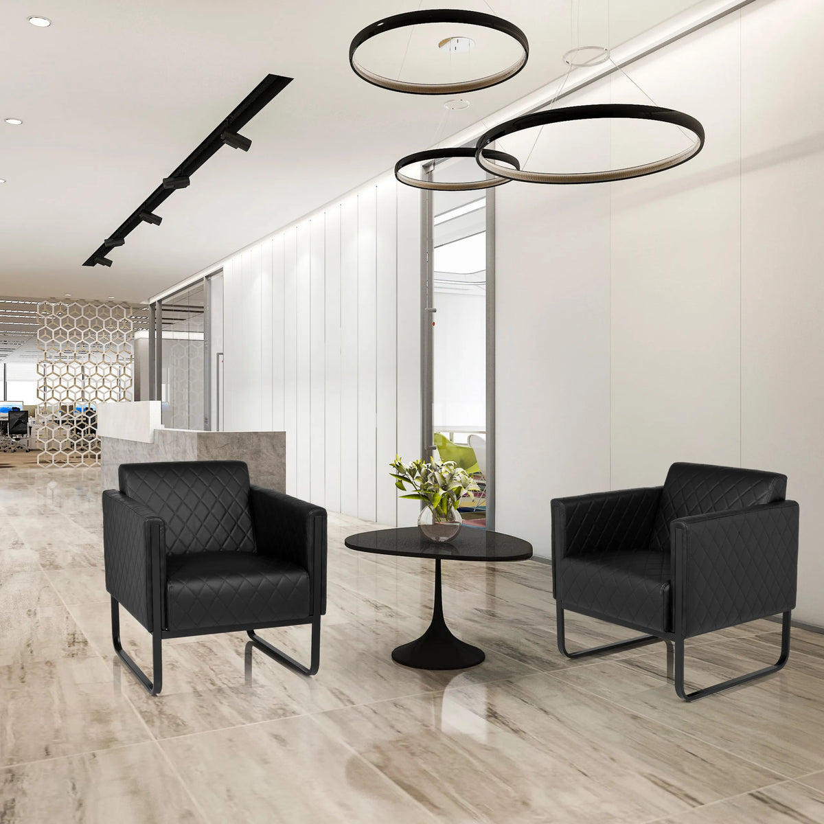Twee zwarte ARUBA BLACK gestoffeerde fauteuils met stiksel en sleeonderstel bij een ronde bijzettafel van hjh OFFICE