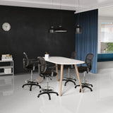 Vier zwarte Baliestoelen TOP WORK 108 met voetsteunen aan een witte ovale tafel van hjh OFFICE