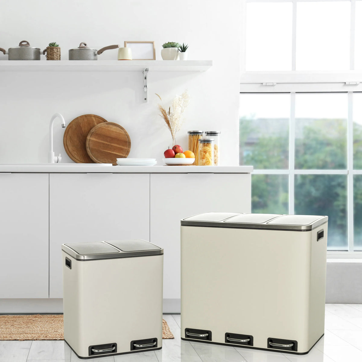 Twee beige Clean 9 prullenbakken met zilverkleurige deksels en voetpedalen in een keuken van hjh OFFICE