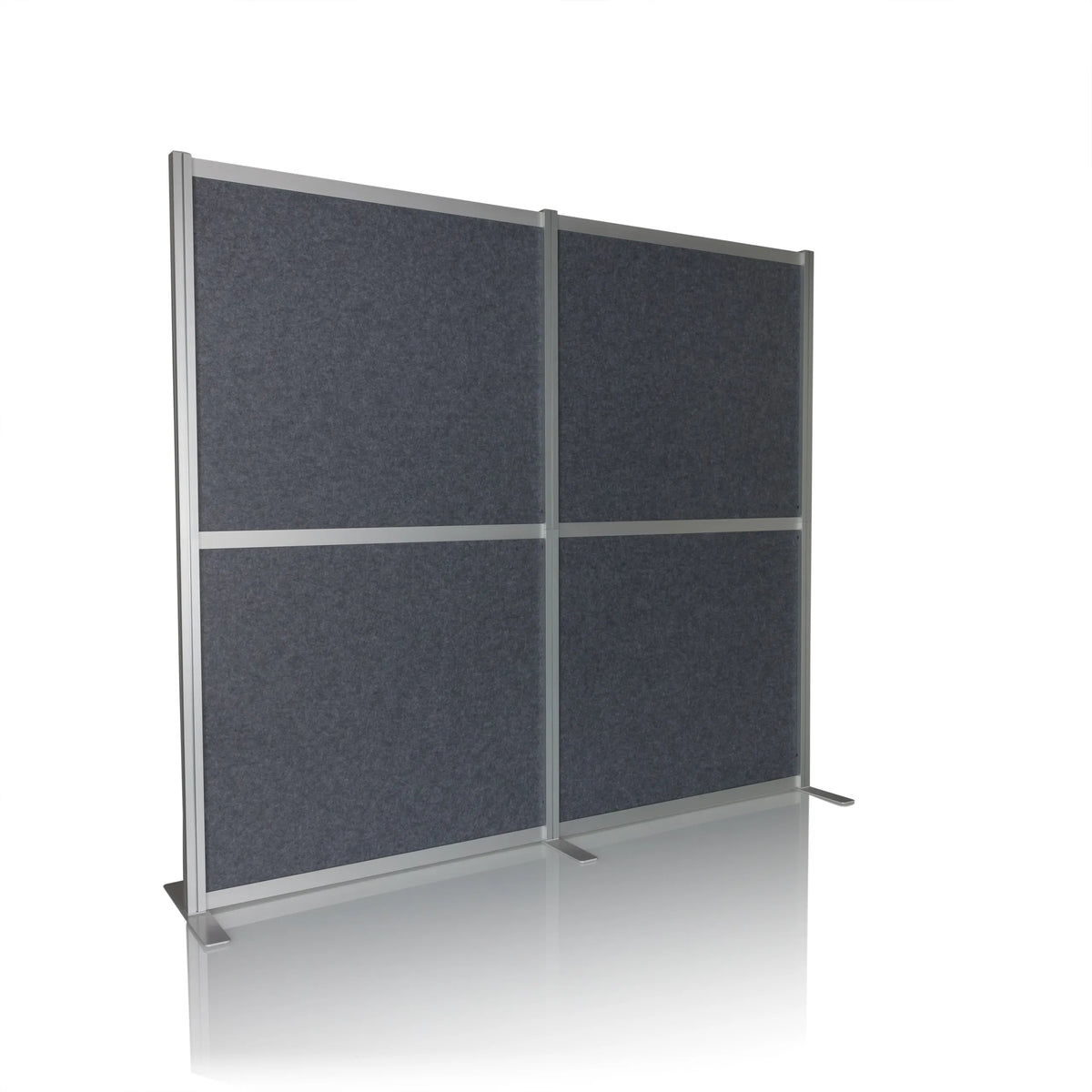 Grijze Scheidingswand FLEXMIUT MODUL met aluminium frame en standvoeten van hjh OFFICE – 360-gradenweergave (schuin vooraanzicht 30°)