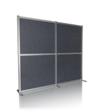 Grijze Scheidingswand FLEXMIUT MODUL met aluminium frame en standvoeten van hjh OFFICE – 360-gradenweergave (schuin vooraanzicht 30°)