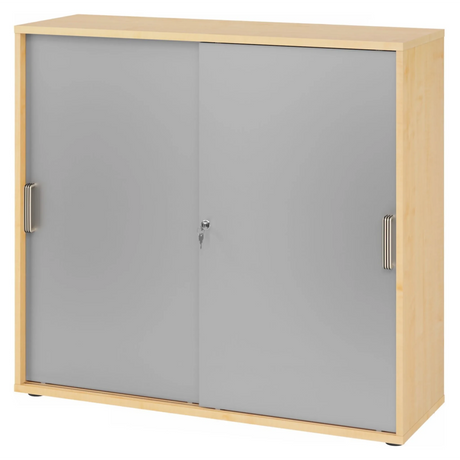 Schuifdeurkast BETA S 1753S in esdoornoptiek met zilverkleurige fronten en streepgrepen van hjh OFFICE PRO