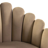 Schelpvormige rugleuning van de Eetkamerstoel SCALLORE in beige van hjh LIVING