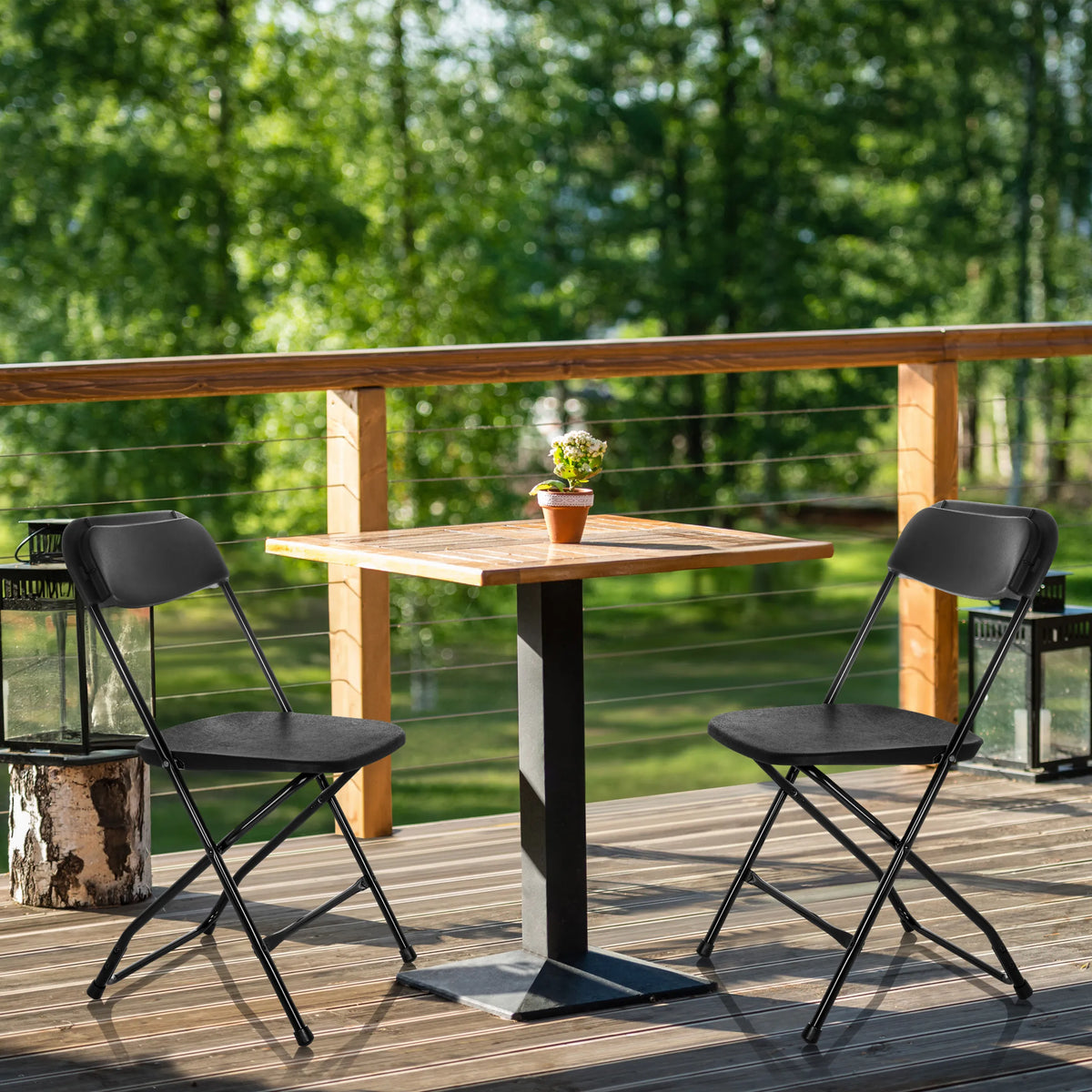 Twee zwarte TUDELA XXL B outdoor stoelen aan een vierkante houten tafel op een terras van hjh OFFICE