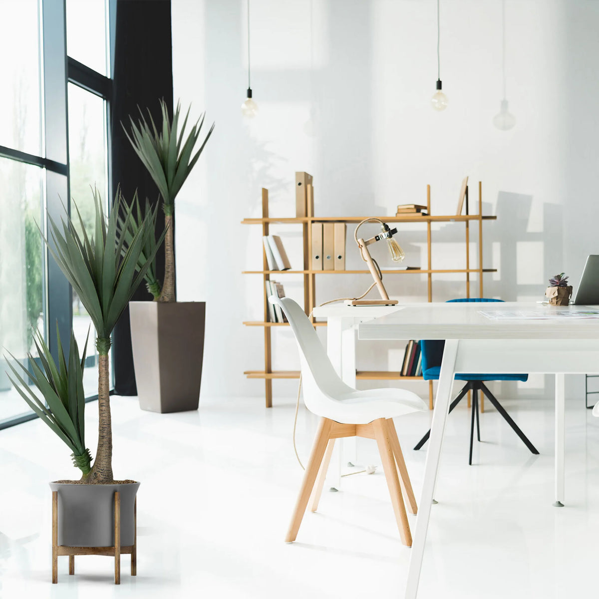 Kunstplant YUCCA in groene kleur met grijze pot en houten standaard van hjh OFFICE